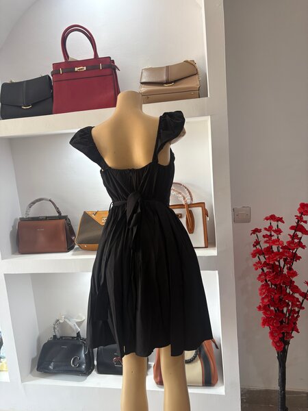 Robe Noire Élégante en Soie