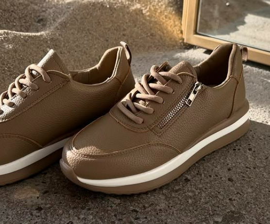 Эти кожаные кроссовки станут идеальным выбором для тех, кто ценит комфорт и стиль, легко сочетается так и повседневным и спортивным гардеробом 😻