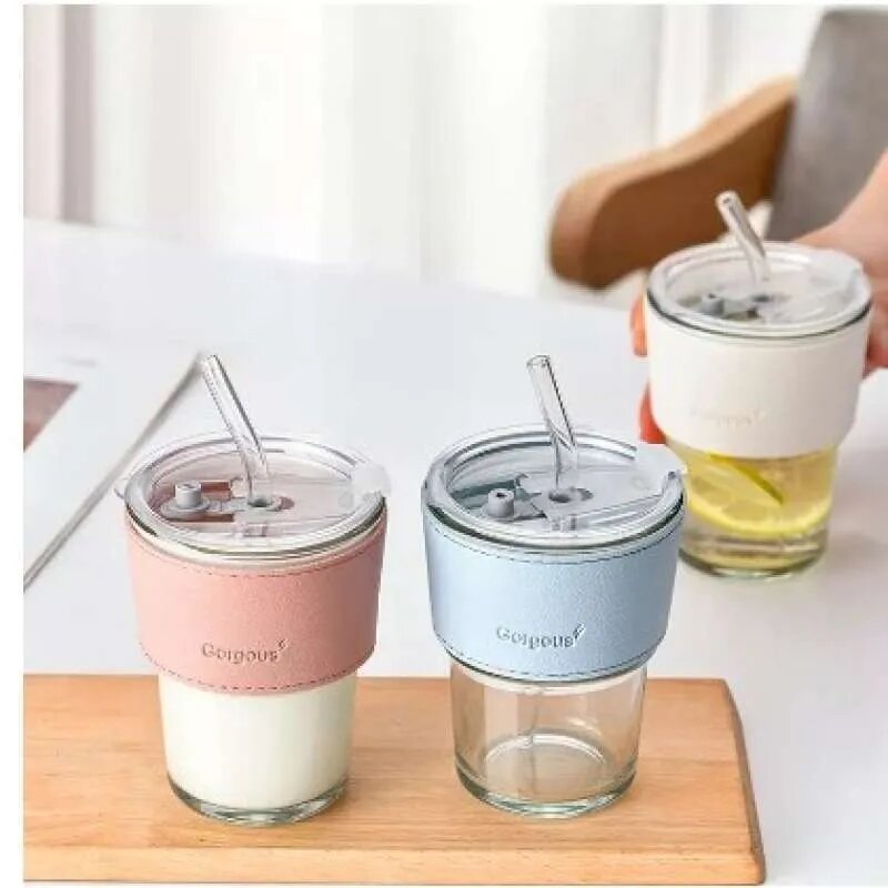 Gobelet en verre avec couvercle élégant