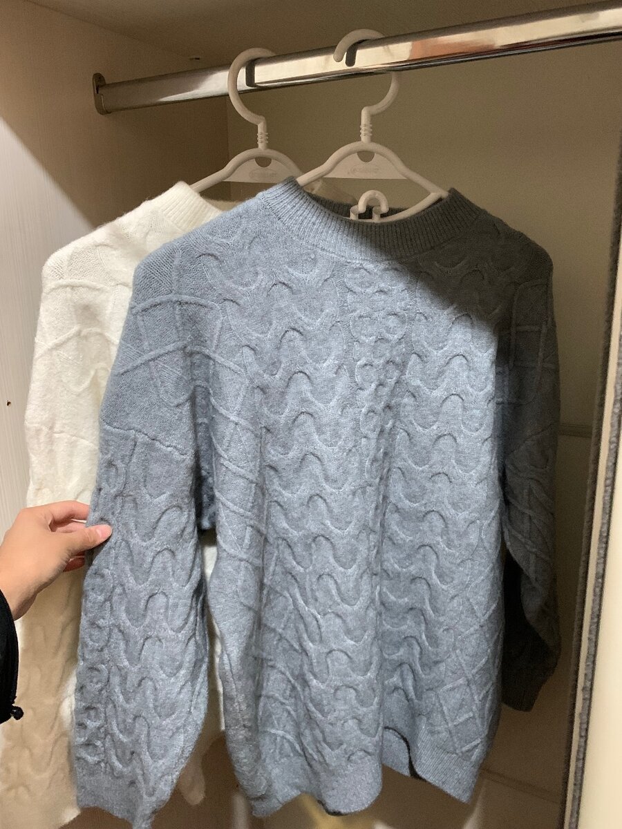 Белый шерстяной свитер