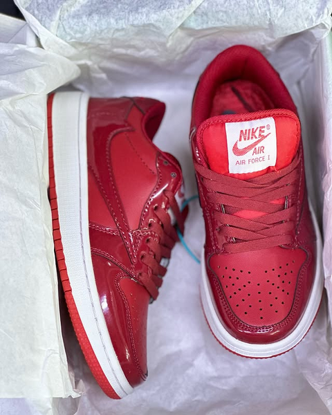 Кроссовки красные