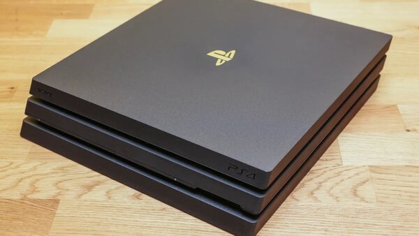 PS4 PRO 2manettes +JEUX inclus