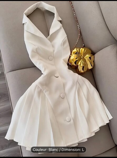 Robe élégante blanche à boutons