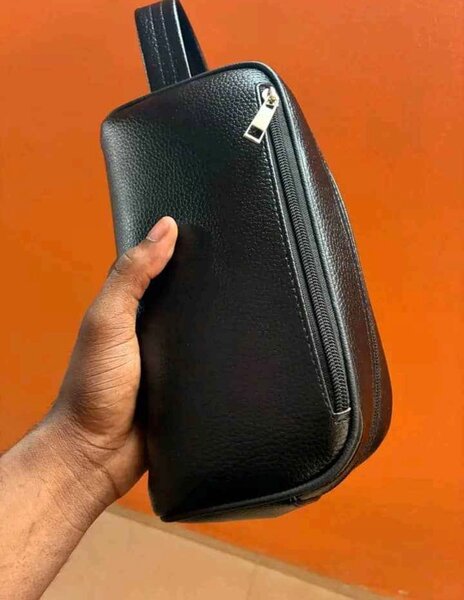 Pochette en cuir noir