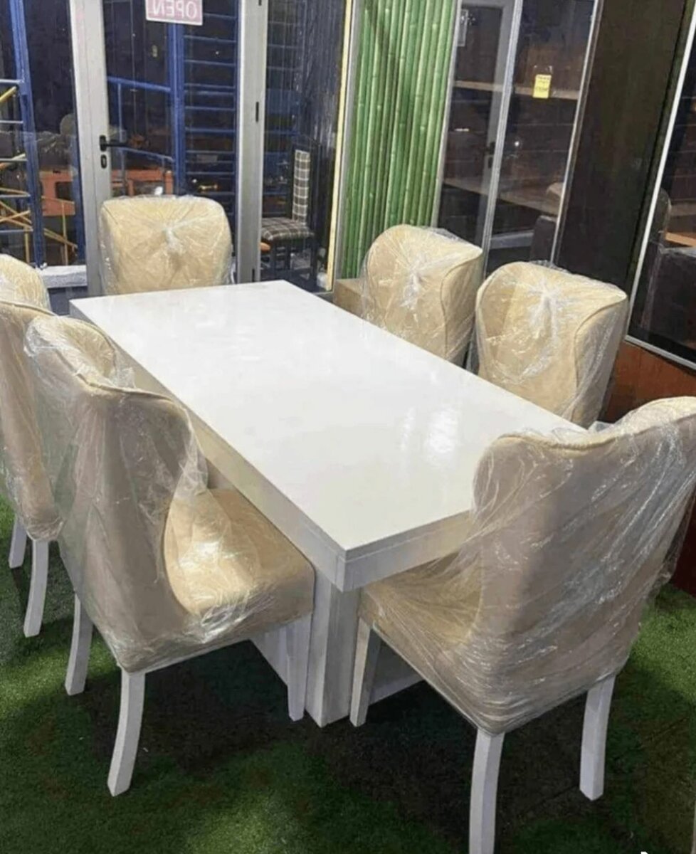 Table à manger moderne blanche