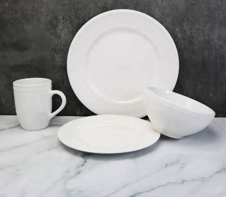 Lot de 16 pièces en porcelaine