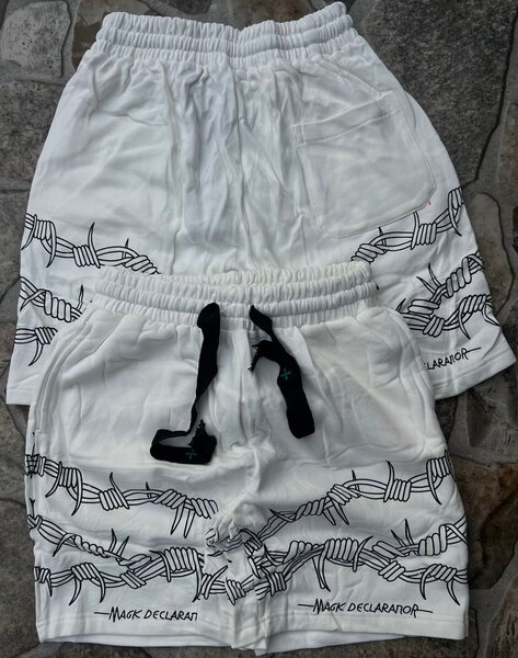 Shorts blancs avec motif barbelé