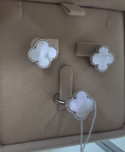 Нежный комплект из серебра