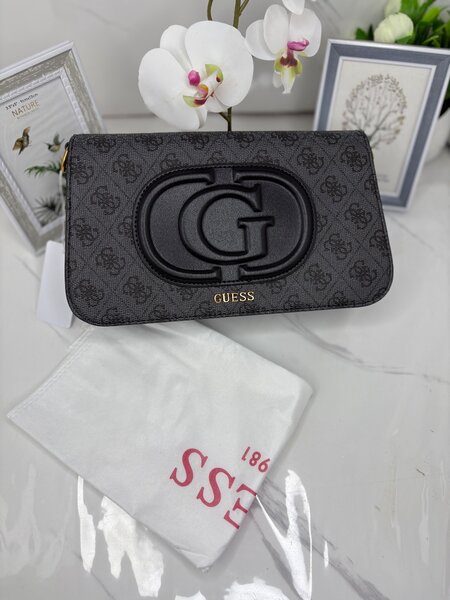 Sacoche noire Guess élégante