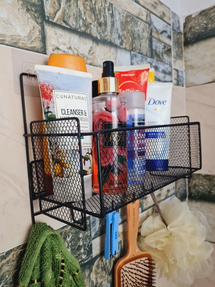 Meshed Rack With Hangings Hook