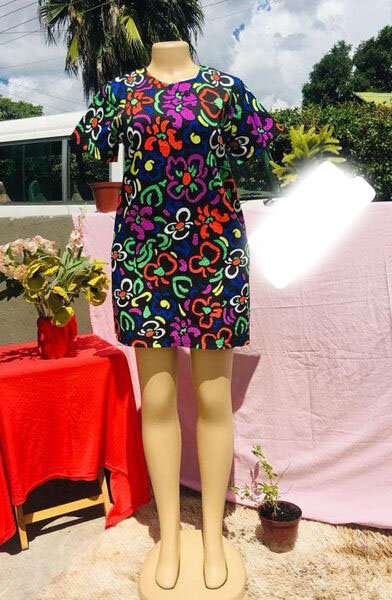 robe courte avec des fleurs