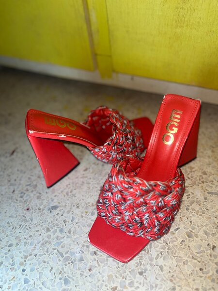Sandales rouges tressées chic