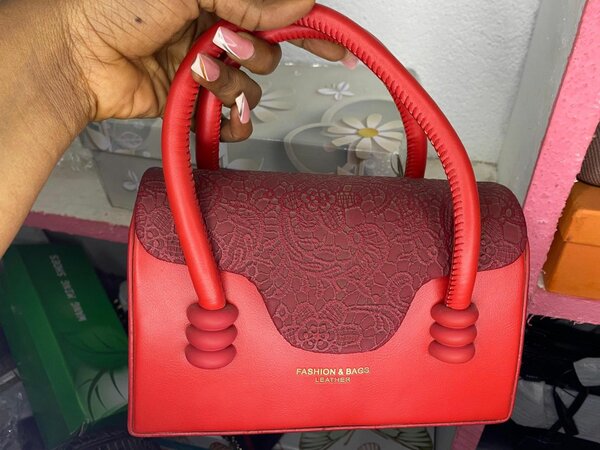 Sac à main en cuir rouge élégant