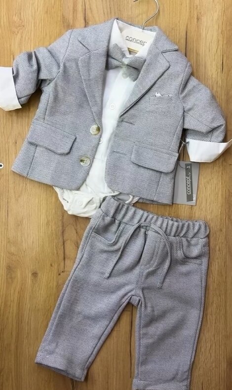  Нарядный костюм для мальчика серого цвета.