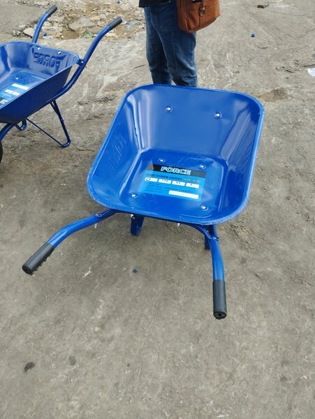 Brouette Bleue en Acier Robuste