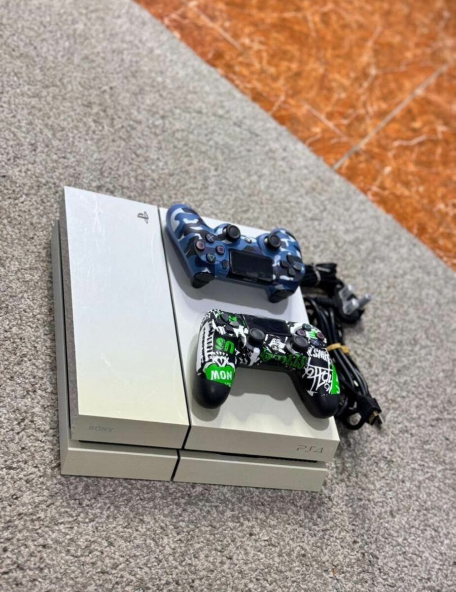 Neat PS 4 standard Comes with 2 controllers