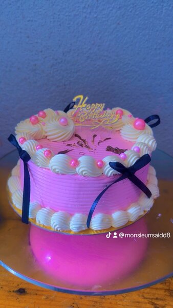 Gâteau d'anniversaire rose élégant