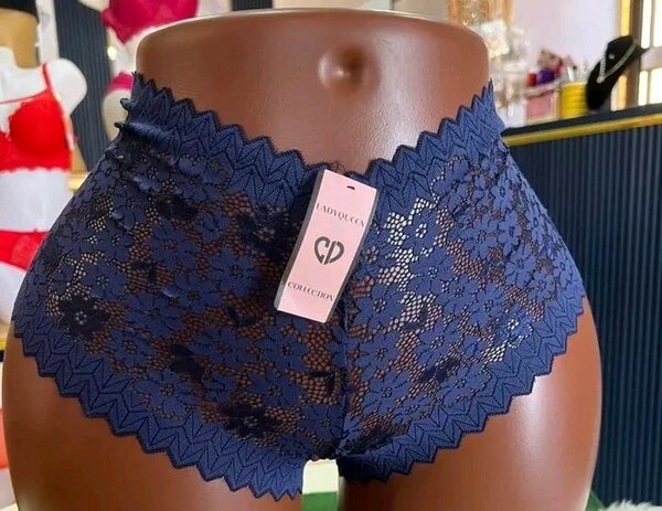 String en dentelle rouge pour femmes