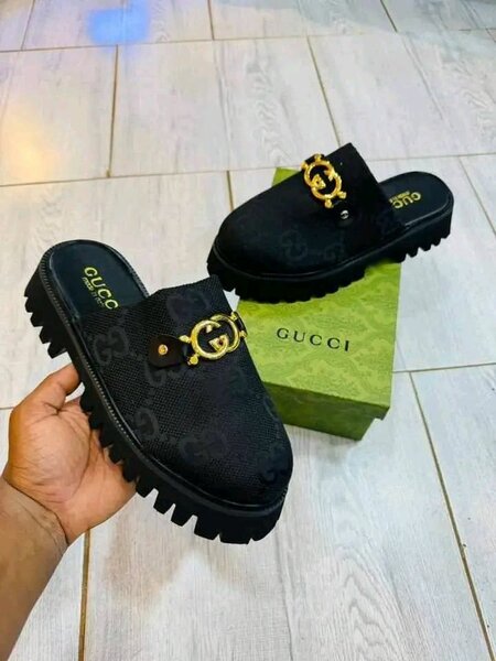Mules Gucci en cuir noir