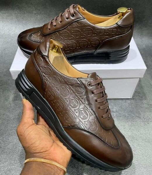 Sneakers en cuir brun élégant