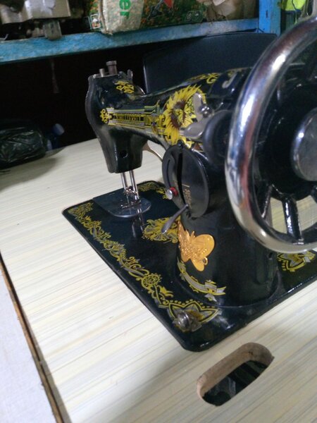 Vintage Hand Crank Sewing Machine