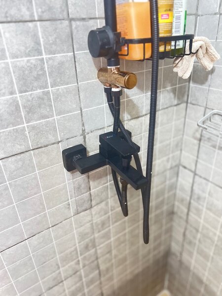 Colonne de douche noir et or