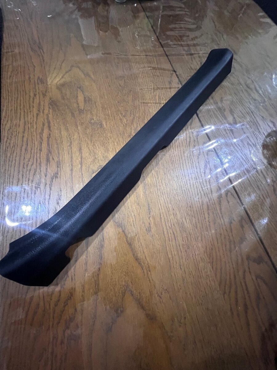 Пластиковая накладка порога левая. Тойота Камри 70