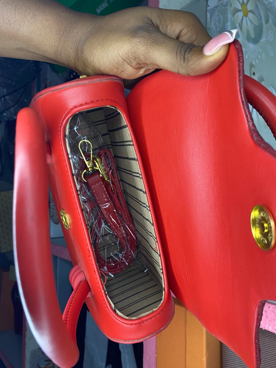 Sac à main en cuir rouge élégant