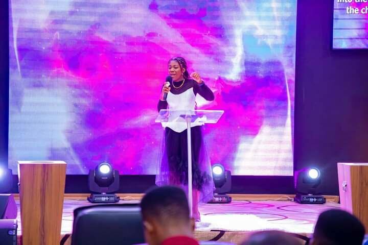 Sparkling Silver Arc pulpit