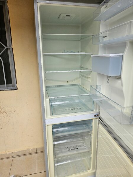 Réfrigérateur moderne avec congélateur