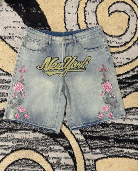 Shorts en jean fleuri