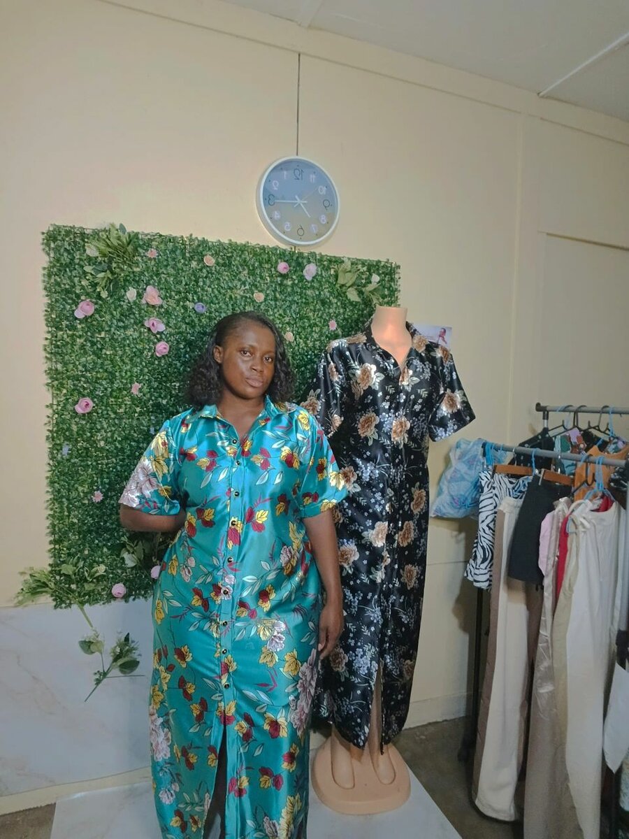 Robe longue fleurie en satin