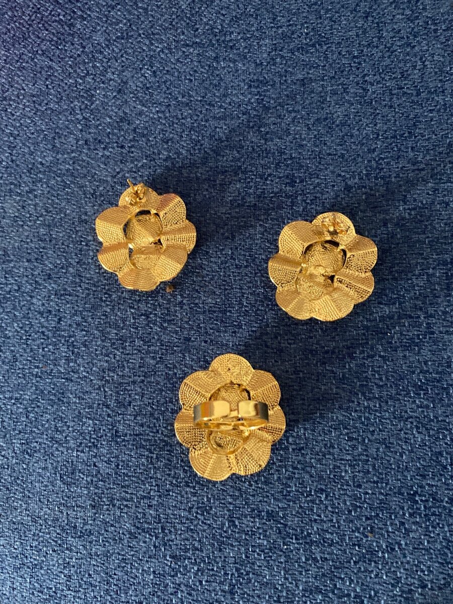 Boucles d'oreilles florales dorées