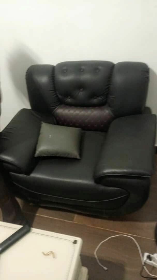 Fauteuil et canapé en cuir noir