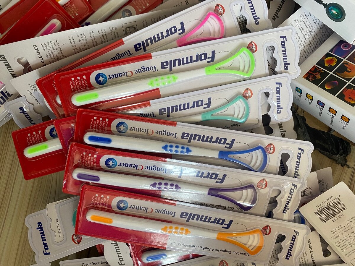 Plastic tongue scraper