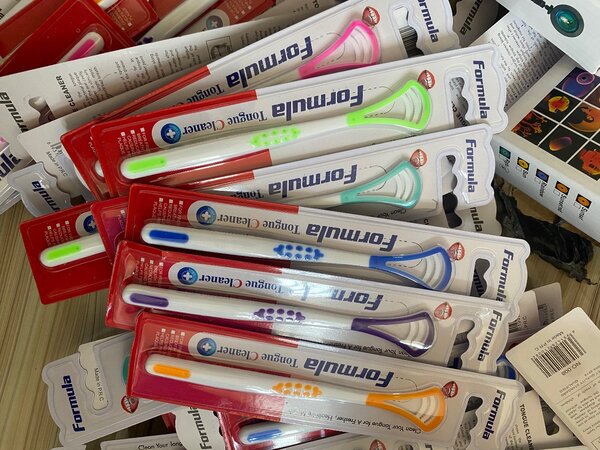 Plastic tongue scraper