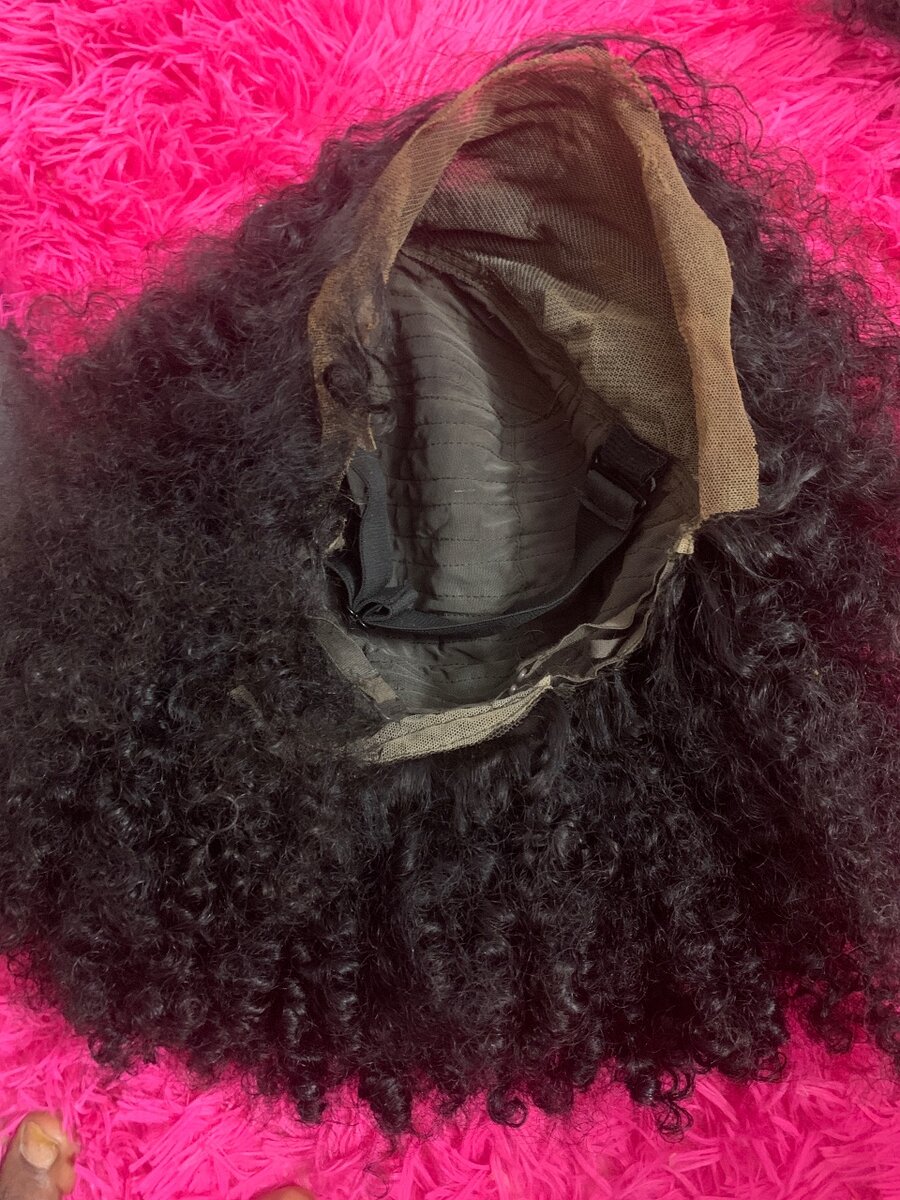 Perruque bouclée en dentelle