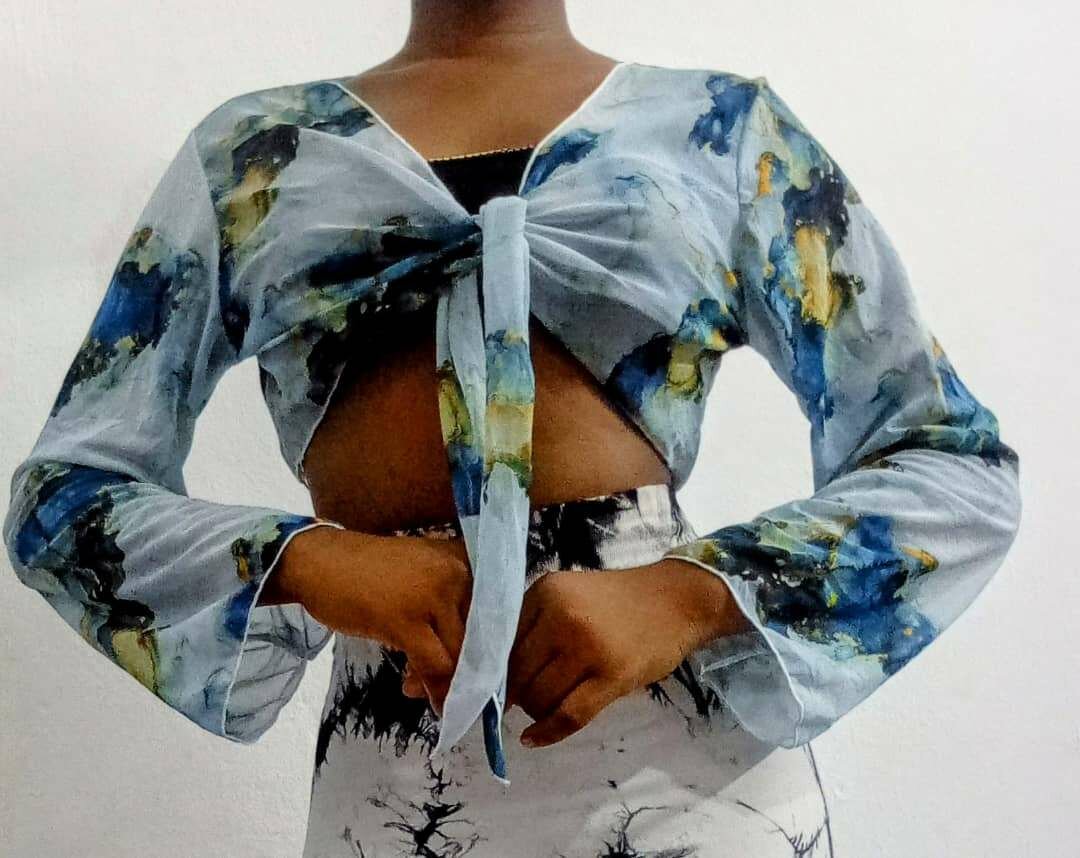 Chemisier noué moderne et élégant