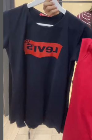 Женская футболка черного цвета.