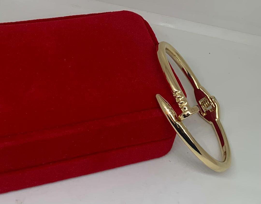 Gourmette femme avec un jolie coffret