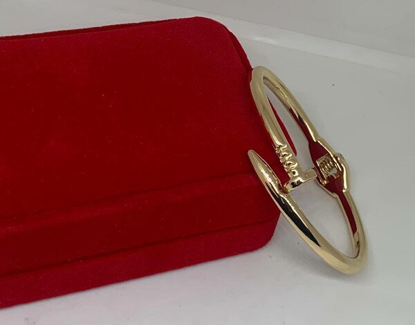 Gourmette femme avec un jolie coffret