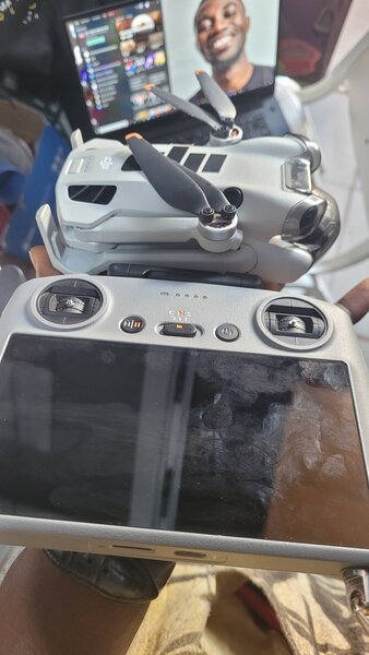 Drone avec télécommande intelligente