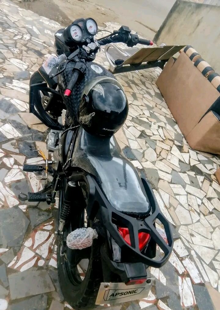 Moto Apsonic sportive noire