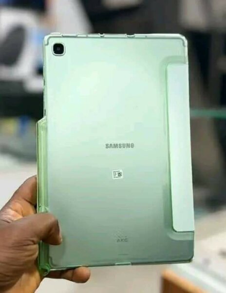 Tablette Samsung verte avec housse