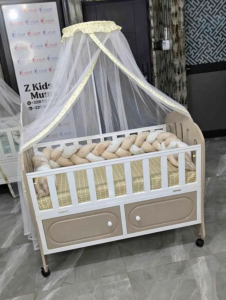 Lit bébé avec moustiquaire