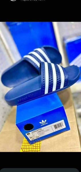 Tongs bleues Adidas classiques