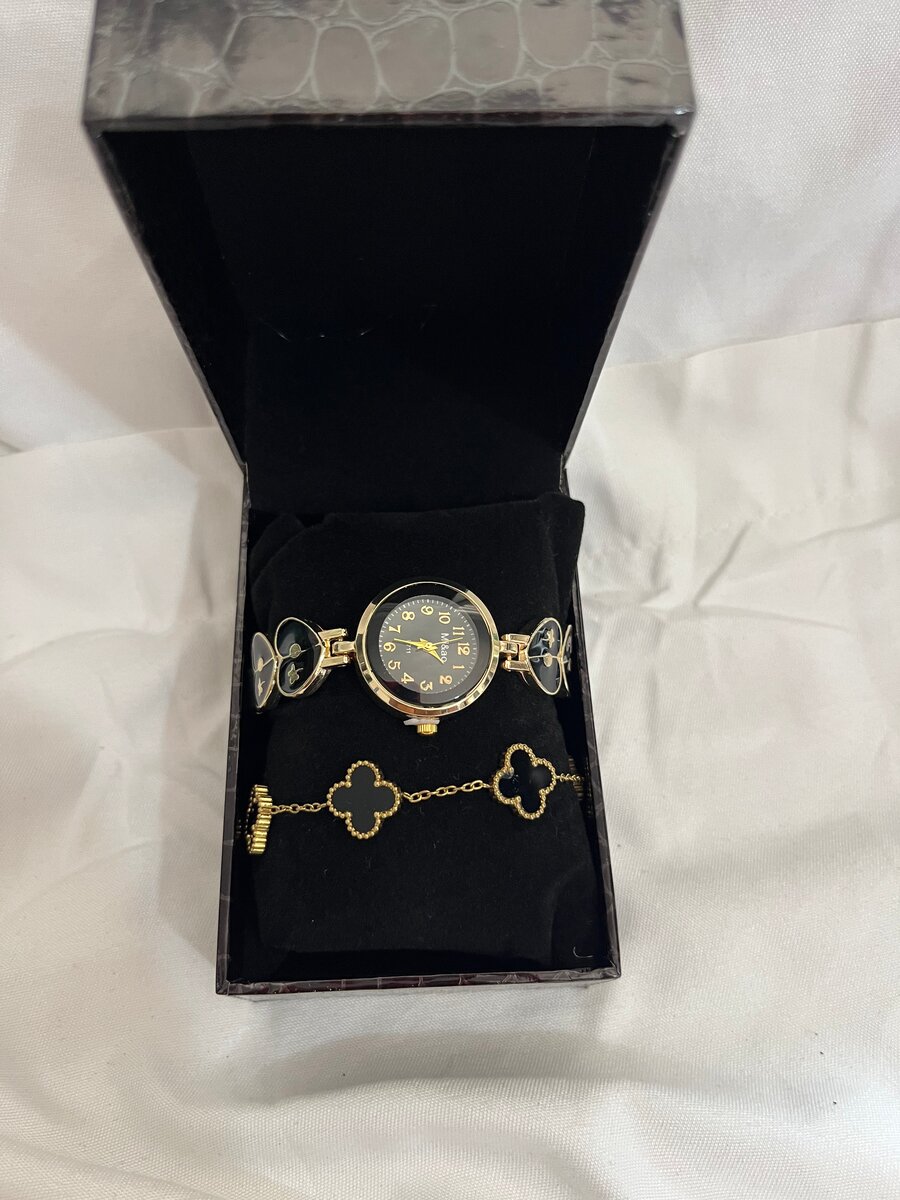 Montre élégante femme avec bijou