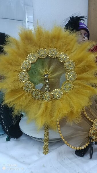 Éventail à plumes dorées
