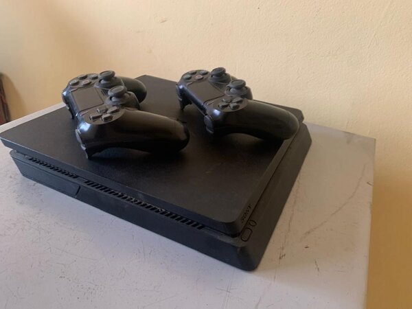 PlayStation 4 Slim 500gb 2 controllers