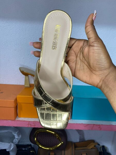 Sandales dorées à talons élégantes